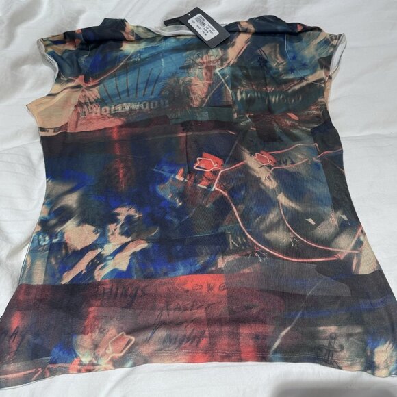 Cute Guess V-Neck Graphic Tee (NWT) - Picture 2 of 3